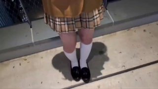 黑鬼爆草亚裔小妹疯狂群P蹂躏，群魔乱舞逮住小妹强硬扒光随便草，揉奶玩逼追到楼道里按强上草，精彩又刺激